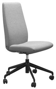 Moderner Home-Office-Stuhl in Beige mit schwarzem Drehfuß, seitliche Perspektive