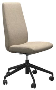 Moderner Home-Office-Stuhl in Beige mit schwarzem Drehfuß, seitliche Perspektive
