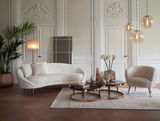 Elegante Hängeleuchte in einem stilvollen Wohnzimmer mit klassischer Wandverkleidung, moderner Einrichtung und gemütlicher Atmosphäre, seitliche Perspektive.