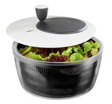 Salatschleuder ROTARE mit transparentem Behälter und schwarzem Einsatz, gefüllt mit frischem Salat, aus seitlicher Perspektive.