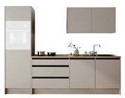 Moderne Küchenzeile in neutralen Tönen mit Schränken, Arbeitsplatte und Spüle, frontale Ansicht.