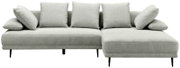 Graues Ecksofa mit rechter Ottomane, fünf Kissen und schwarzen Beinen, Frontalansicht.