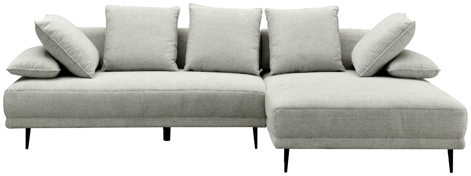Graues Ecksofa mit rechter Ottomane, fünf Kissen und schwarzen Beinen, Frontalansicht.
