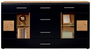 Modernes Sideboard mit schwarzer Front, Holzdetails und Glasregalen, frontal abgebildet.