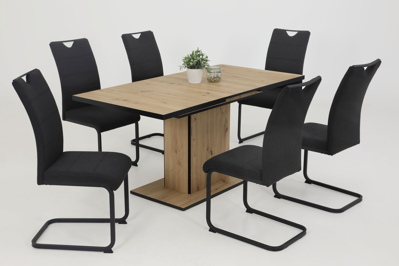 Essgruppe mit sechs schwarzen Schwingstühlen und einem rechteckigen Holztisch, seitliche Perspektive