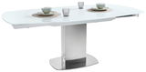 Moderner weißer Esstisch mit Glasplatte und Metallfuß, seitliche Perspektive, gedeckt mit Geschirr und Gläsern.