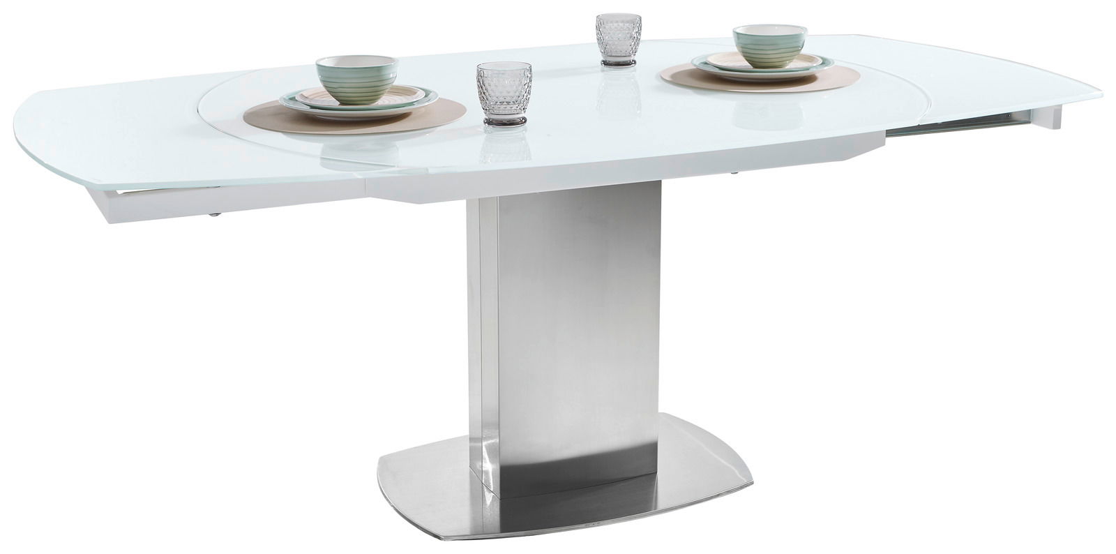 Moderner weißer Esstisch mit Glasplatte und Metallfuß, seitliche Perspektive, gedeckt mit Geschirr und Gläsern.