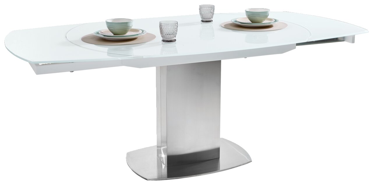 Moderner weißer Esstisch mit Glasplatte und Metallfuß, seitliche Perspektive, gedeckt mit Geschirr und Gläsern.