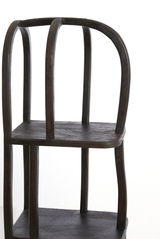 Holzregal mit zwei Ebenen und gebogenen Seitenstreben, seitliche Perspektive