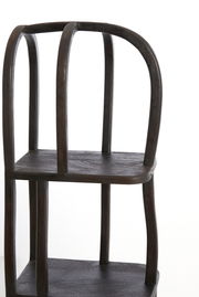 Holzregal mit zwei Ebenen und gebogenen Seitenstreben, seitliche Perspektive