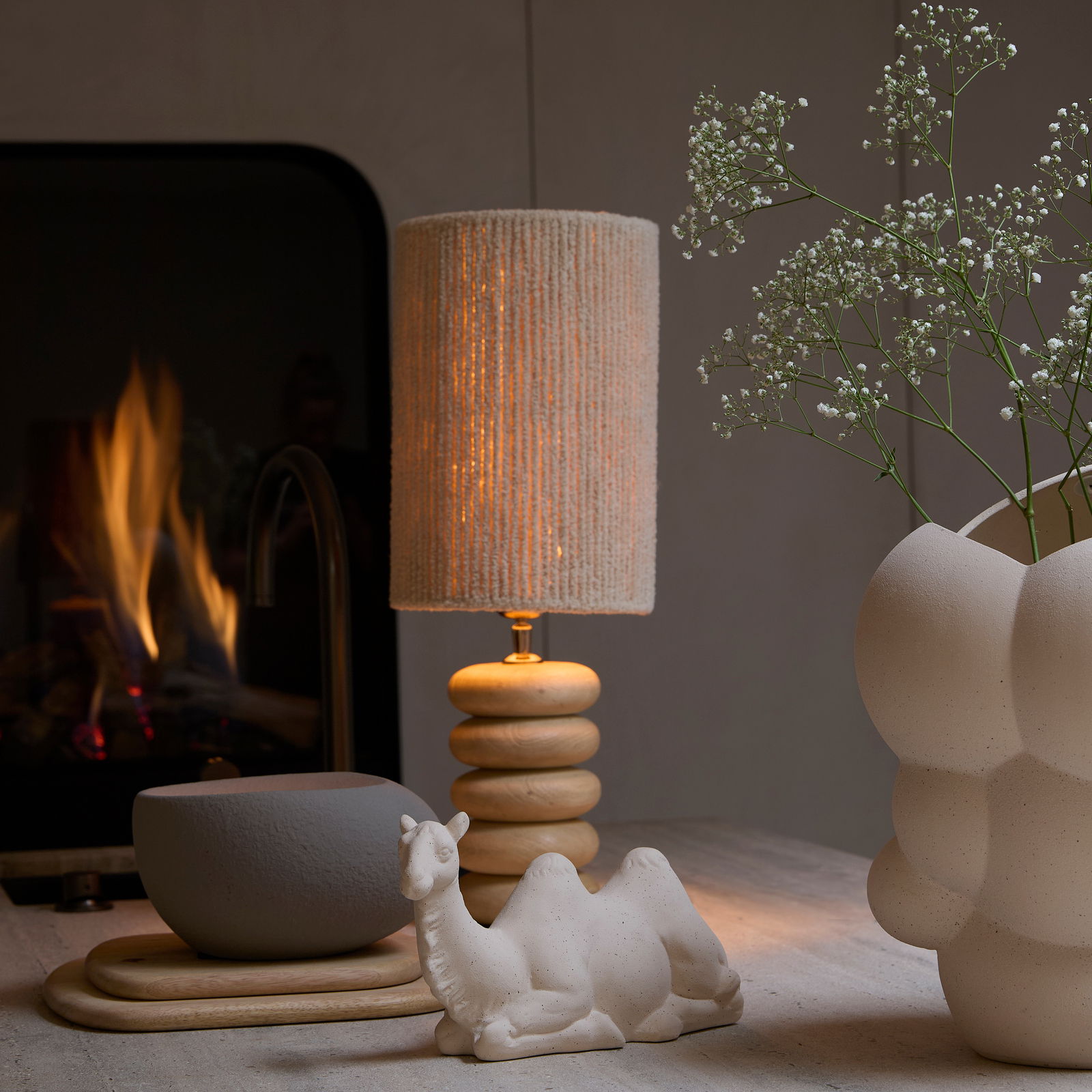 Light&Living Lampenfuß BUDONGO Holzlampe mit gestapeltem Design und texturiertem Lampenschirm, seitliche Perspektive