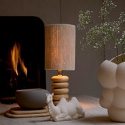 Holzlampe mit gestapeltem Design und texturiertem Lampenschirm, seitliche Perspektive