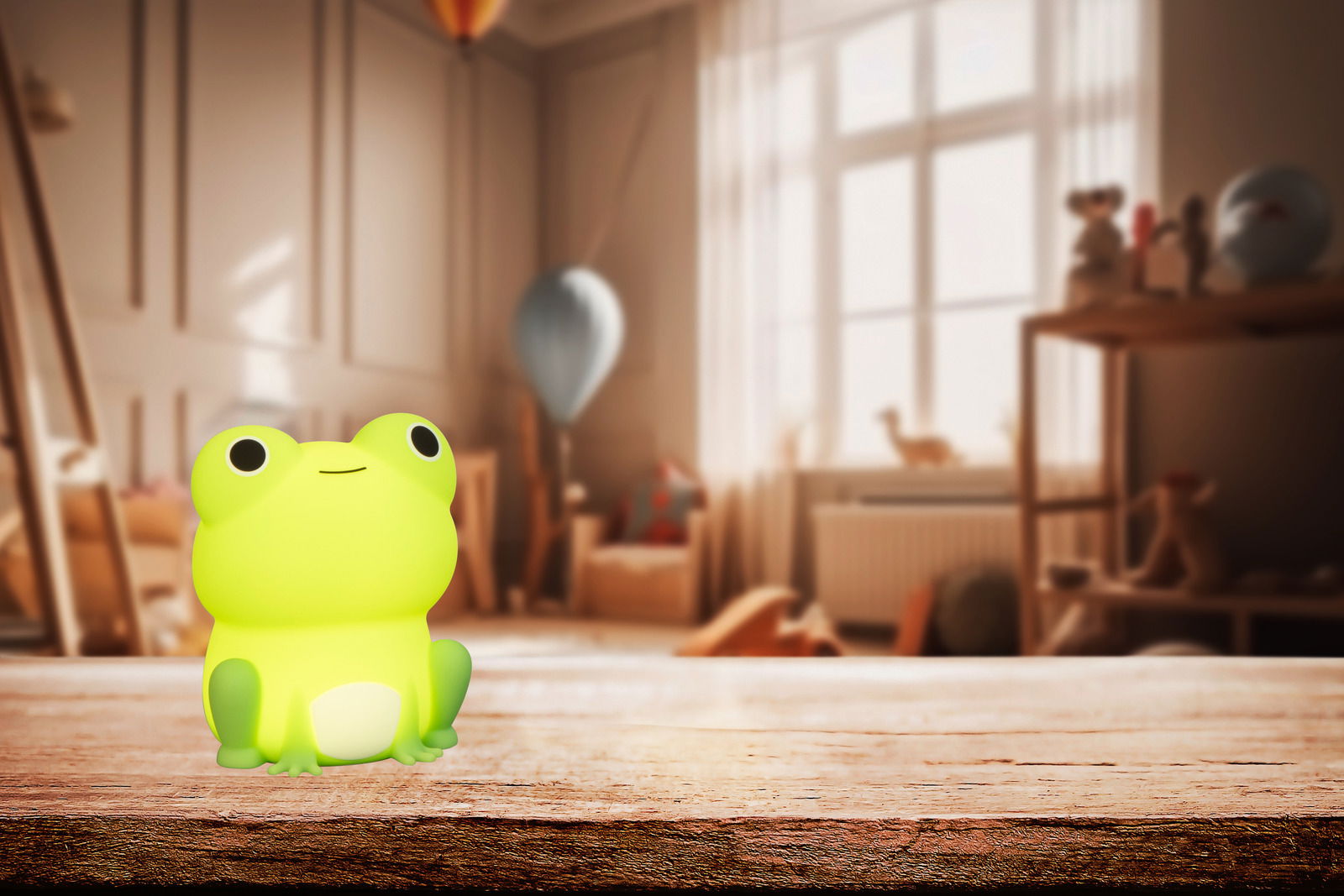 Frontalansicht eines leuchtenden, grünen Frosch-Akku-Nachtlichts auf einem Holztisch in einem gemütlichen Kinderzimmer.