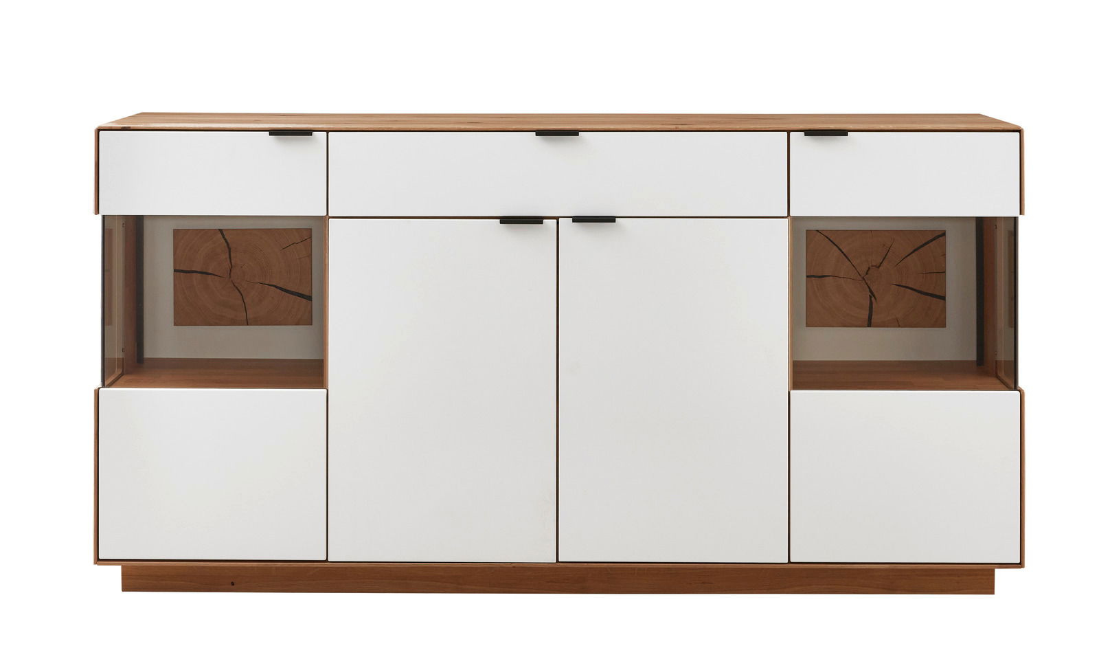 Frontale Ansicht eines modernen Sideboards mit weißen Türen und Schubladen, Holzdetails und dekorativen Elementen aus Holzscheiben.