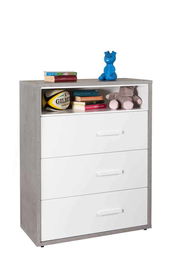 Kommode mit drei weißen Schubladen und einem offenen Fach, dekoriert mit Büchern, einem Rugbyball, einem blauen Katzenfigur und einem Plüschtier, seitliche Perspektive