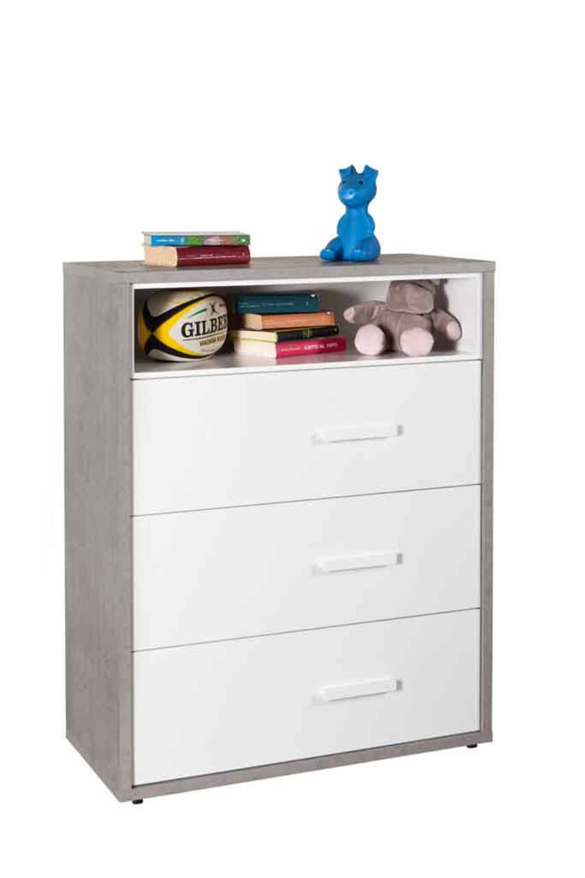 Kommode mit drei weißen Schubladen und einem offenen Fach, dekoriert mit Büchern, einem Rugbyball, einem blauen Katzenfigur und einem Plüschtier, seitliche Perspektive