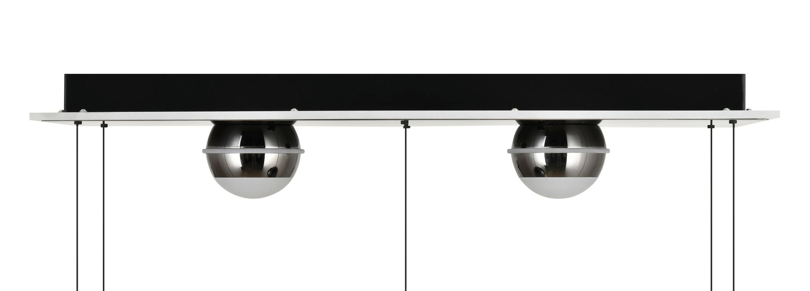 Moderne LED-Pendelleuchte mit zwei kugelförmigen, verchromten Lampenschirmen, seitliche Perspektive