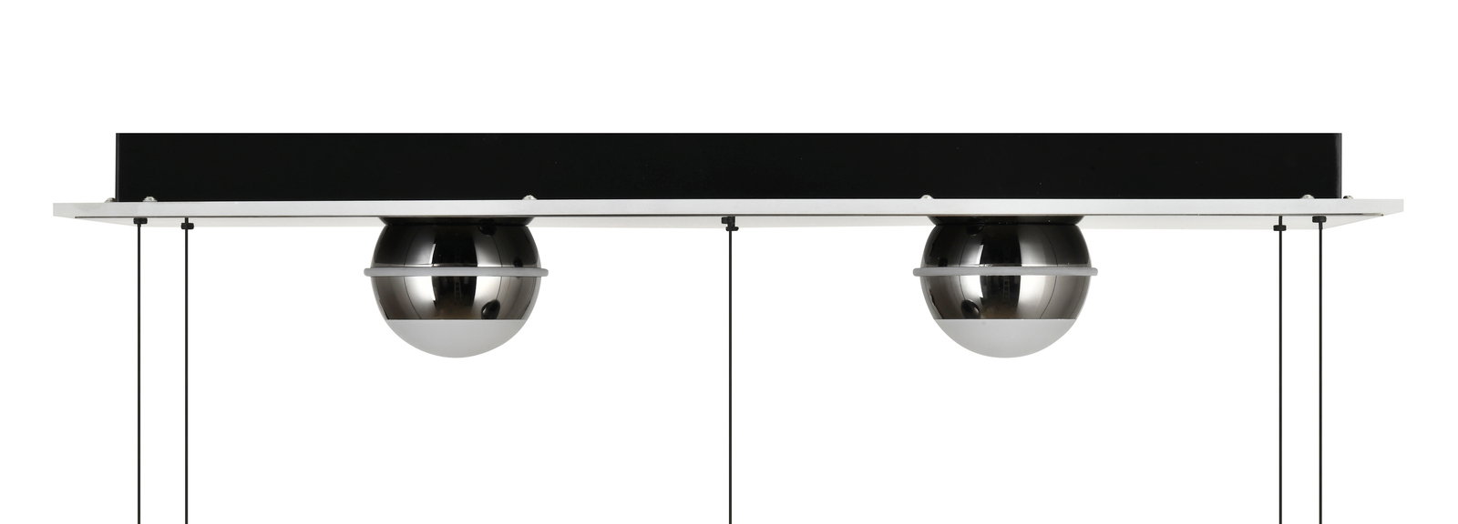 Moderne LED-Pendelleuchte mit zwei kugelförmigen, verchromten Lampenschirmen, seitliche Perspektive