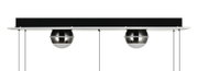 Moderne LED-Pendelleuchte mit zwei kugelförmigen, verchromten Lampenschirmen, seitliche Perspektive