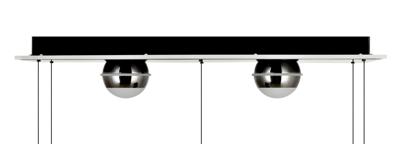 Moderne LED-hanglamp met twee bolvormige, verchroomde lampenkappen, zijaanzicht