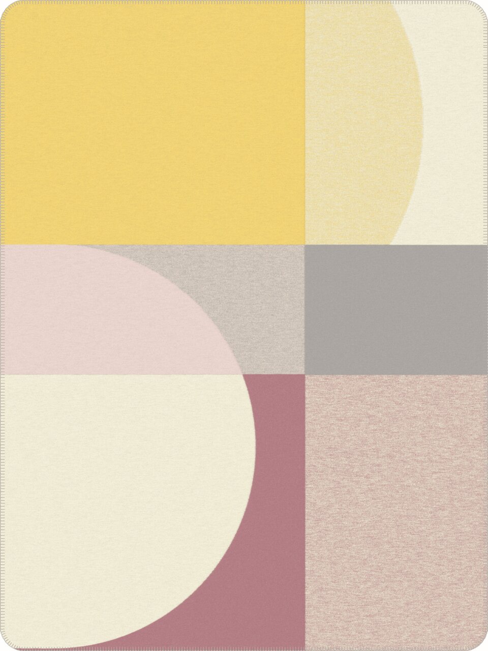 IBENA Jacquard Wohndecke GEOCA Jacquard Decke mit geometrischem Muster in Gelb, Rosa und Grau, von oben betrachtet.