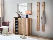 Moderner Eingangsbereich mit einem XL-Schuhschrank aus Holz, einem Spiegel darüber und zwei Garderobenpaneelen an der Wand. Perspektive: Frontalansicht.