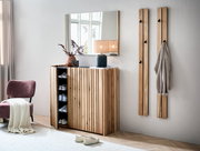 Moderner Eingangsbereich mit einem XL-Schuhschrank aus Holz, einem Spiegel darüber und zwei Garderobenpaneelen an der Wand. Perspektive: Frontalansicht.