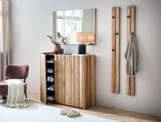 Moderner Eingangsbereich mit einem XL-Schuhschrank aus Holz, einem Spiegel darüber und zwei Garderobenpaneelen an der Wand. Perspektive: Frontalansicht.