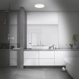 Moderne LED-Badleuchte an der Decke eines stilvollen Badezimmers, Perspektive von vorne.