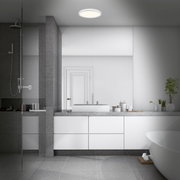 Moderne led-badkamerlamp aan het plafond van een stijlvolle badkamer, gezien van voren.