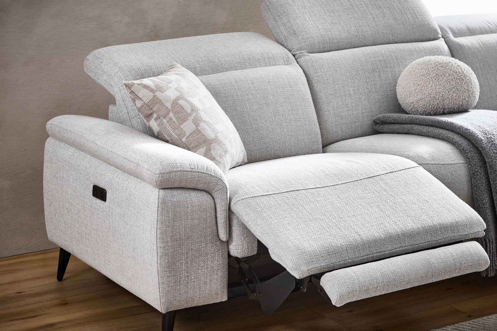 Graue Longchairkombination mit verstellbarer Rückenlehne und Fußstütze, seitliche Perspektive