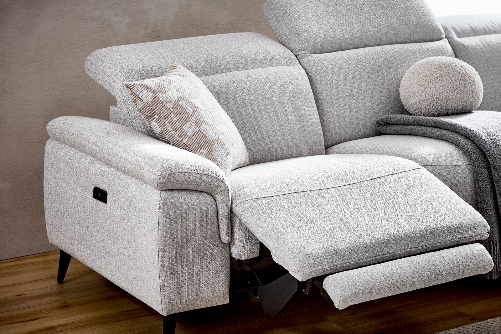 Graue Longchairkombination mit verstellbarer Rückenlehne und Fußstütze, seitliche Perspektive