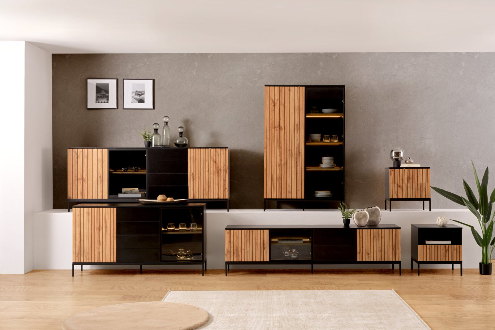 XORA Nachtkommode VIANO Moderne Wohnzimmermöbel mit Holz- und Schwarzelementen, bestehend aus Highboard, TV-Lowboard, XL-TV-Lowboard, XL-Sideboard, Sideboard und Nachtkommoden, aus frontaler Perspektive.
