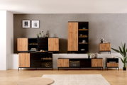 Moderne Wohnzimmermöbel mit Holz- und Schwarzelementen, bestehend aus Highboard, TV-Lowboard, XL-TV-Lowboard, XL-Sideboard, Sideboard und Nachtkommoden, aus frontaler Perspektive.