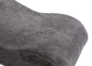 Nahaufnahme eines grauen Tempur Reisekissens mit gesticktem Logo, seitliche Perspektive