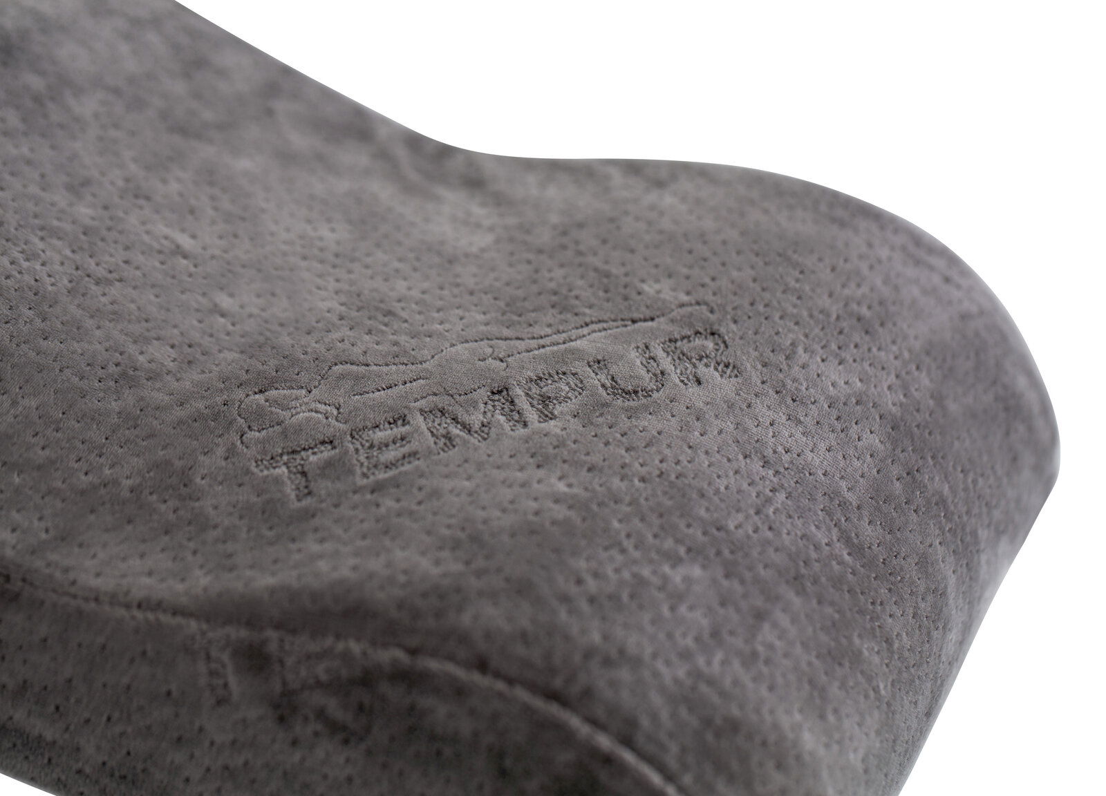 Nahaufnahme eines grauen Tempur Reisekissens mit gesticktem Logo, seitliche Perspektive