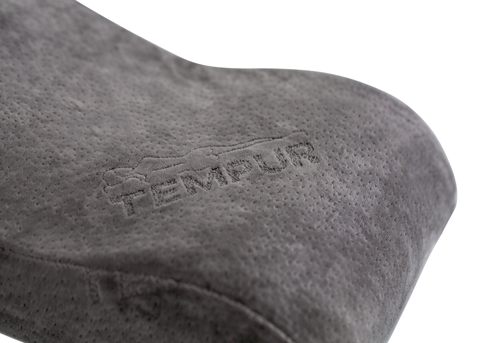 Nahaufnahme eines grauen Tempur Reisekissens mit gesticktem Logo, seitliche Perspektive