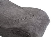Nahaufnahme eines grauen Tempur Reisekissens mit gesticktem Logo, seitliche Perspektive