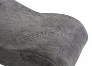 Nahaufnahme eines grauen Tempur Reisekissens mit gesticktem Logo, seitliche Perspektive