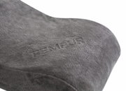 Nahaufnahme eines grauen Tempur Reisekissens mit gesticktem Logo, seitliche Perspektive
