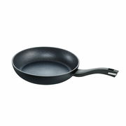 Schwarze Schmorpfanne Balance Enduro 2 mit ergonomischem Griff, seitliche Perspektive