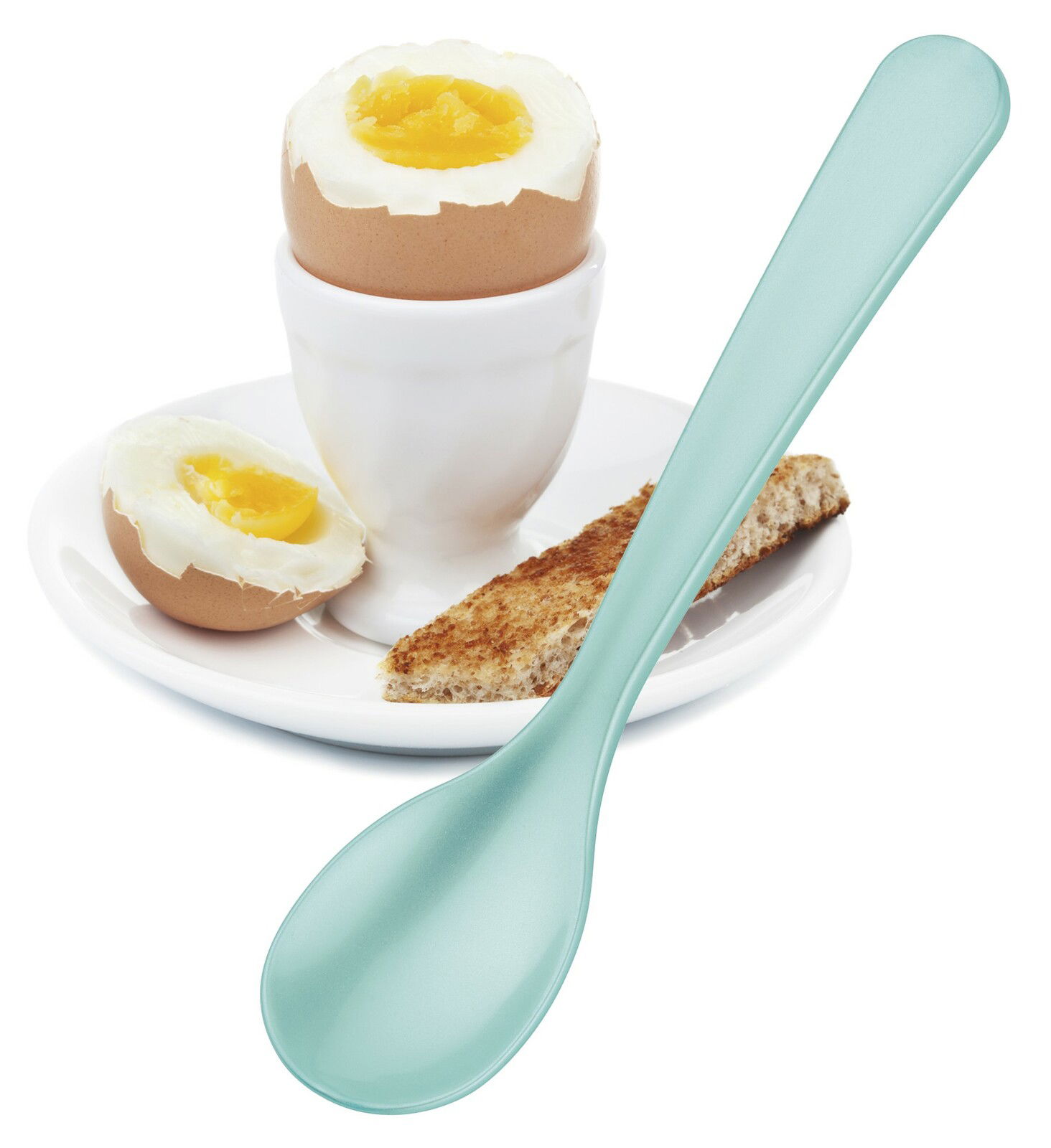 Eierlöffel in Nahaufnahme neben einem weichgekochten Ei im Eierbecher und einem Stück Toast auf einem Teller.