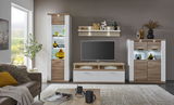 Moderne Wohnzimmer-Wandkombination in Holzoptik mit TV-Schrank, Vitrinen und Wandregal, frontal betrachtet.