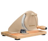Brotschneidemaschine in Taupe auf Holzunterlage, seitliche Perspektive