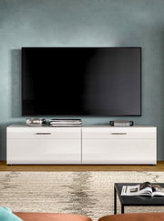 Modernes Wohnzimmer mit großem, wandmontiertem Flachbildfernseher über einem weißen Lowboard mit Schubladen; frontale Perspektive.