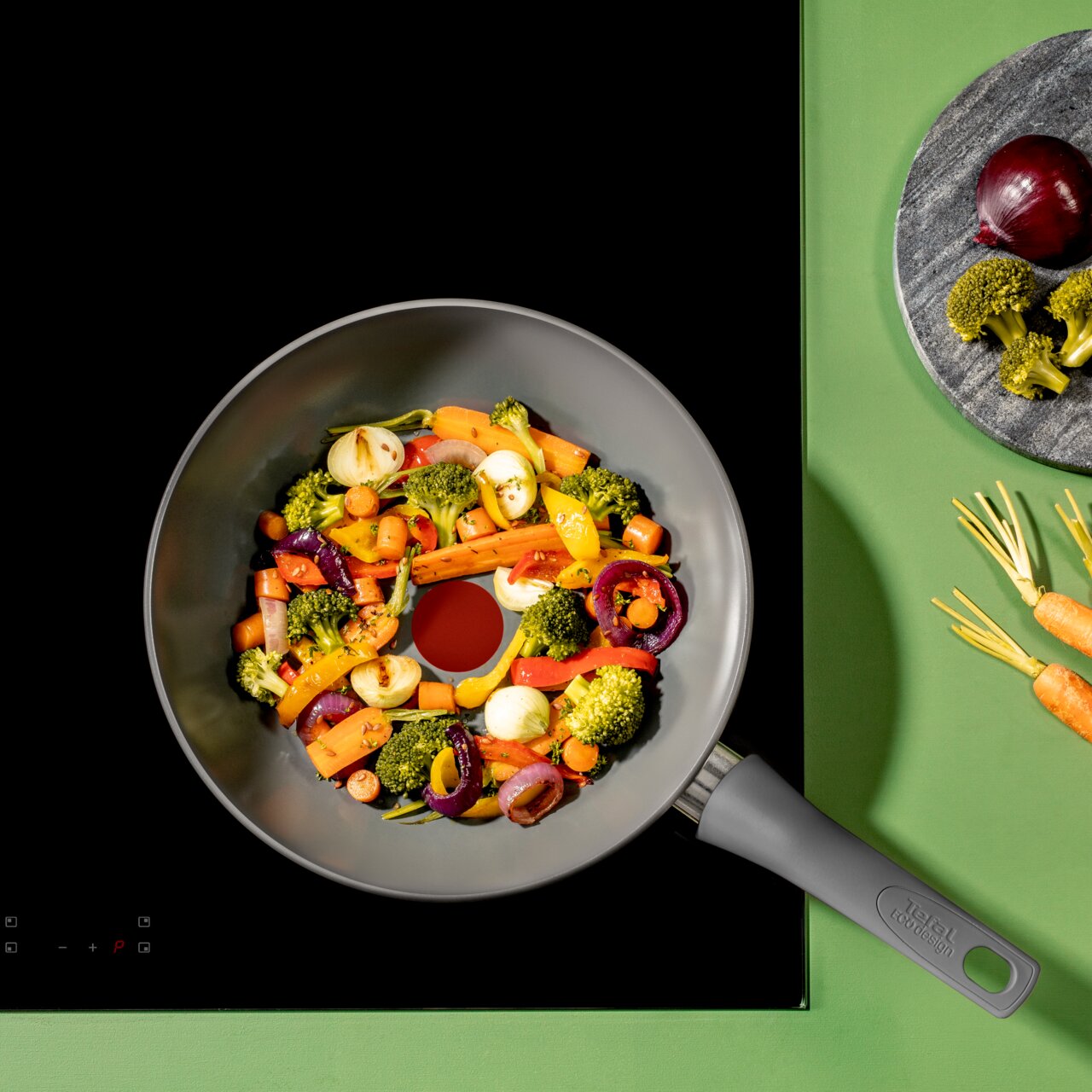 Tefal Wokpfanne 28cm Renewal RENEWAL Wokpfanne 28cm Renewal mit buntem Gemüse von oben fotografiert
