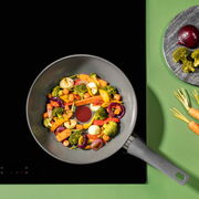 Wokpfanne 28cm Renewal mit buntem Gemüse von oben fotografiert