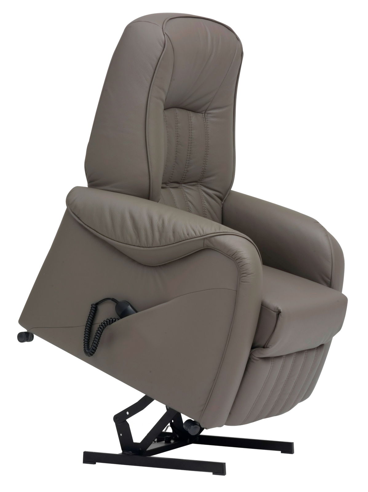 Bequemer Fernsehsessel in aufrechter Position mit Fernbedienung, seitliche Perspektive