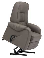 Bequemer Fernsehsessel in aufrechter Position mit Fernbedienung, seitliche Perspektive