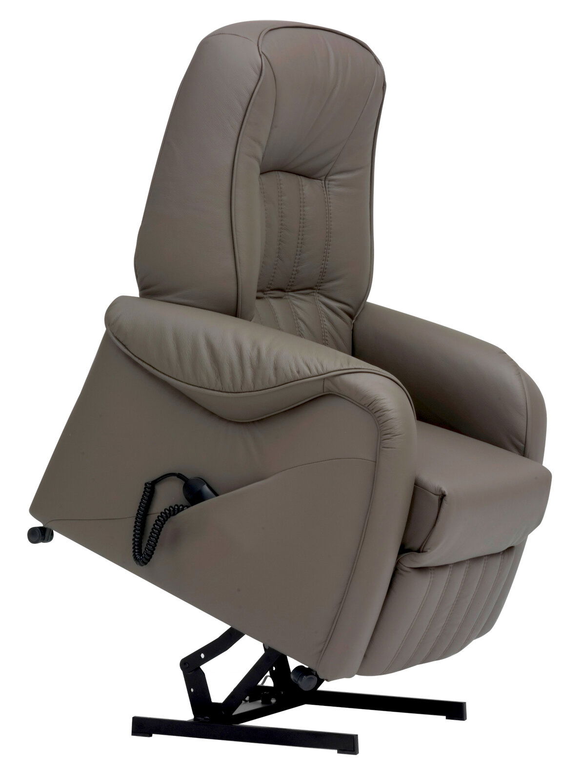 Bequemer Fernsehsessel in aufrechter Position mit Fernbedienung, seitliche Perspektive